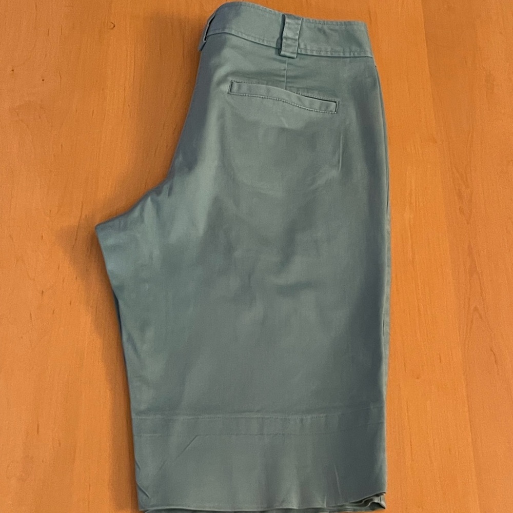 LIJA GOLF SHORTS - Picture 2 of 3